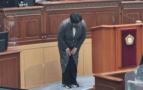 허리 숙여 사과하는 김미나 창원시의원 [연합뉴스]